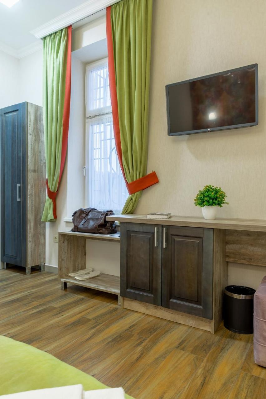 Mini Hotel Barvy Lvova On Horodotska St. Kültér fotó